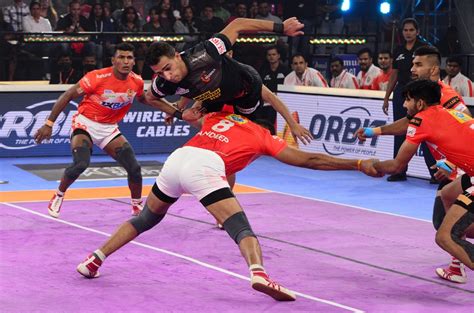 Gujarat Giants 38.